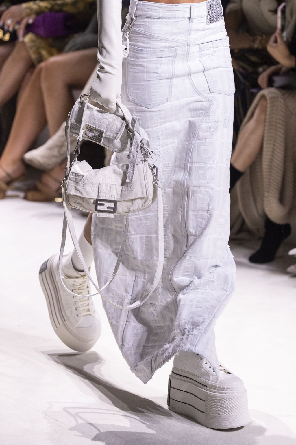 之前纽约时装骚上，Marc Jacobs操刀的一系列Baguette周年新作，以亮眼的纯白色登场，新袋上的字形设计，都渗有代表性的风格。